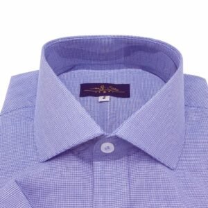 Close superior da gola italiana da camisa azul royal com micro estampa, mostrando o colarinho aberto, a etiqueta interna da marca e a textura quadriculada do tecido