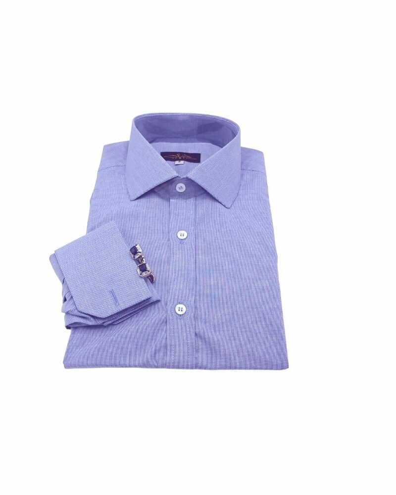 Camisa italiana azul royal com micro estampa dobrada em packshot frontal sobre fundo branco, com punho duplo e par de abotoaduras posicionadas ao lado da peça