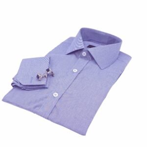 Camisa italiana azul royal com micro estampa em vista 3/4 deitada, mostrando a frente da peça, o punho duplo dobrado e um par de abotoaduras metálicas sobre o punho