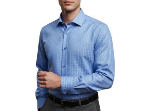 Homem vestindo camisa italiana azul clara texturizada da MS Stilos, com manga longa e calça de alfaiataria cinza