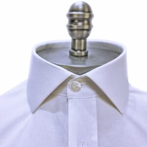 Detalhe da gola italiana rígida da camisa branca lisa sulfite em expositor metálico, evidenciando estrutura e acabamento.
