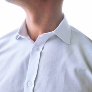 Camisa italiana branca lisa sulfite com gravata executiva, destacando a gola italiana rígida em look corporativo.