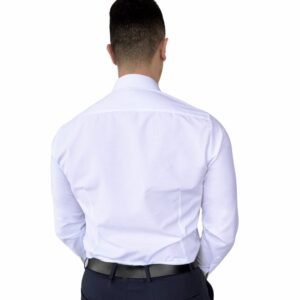 Vista traseira da camisa italiana branca lisa sulfite semi slim no corpo, mostrando costas e caimento do tecido.