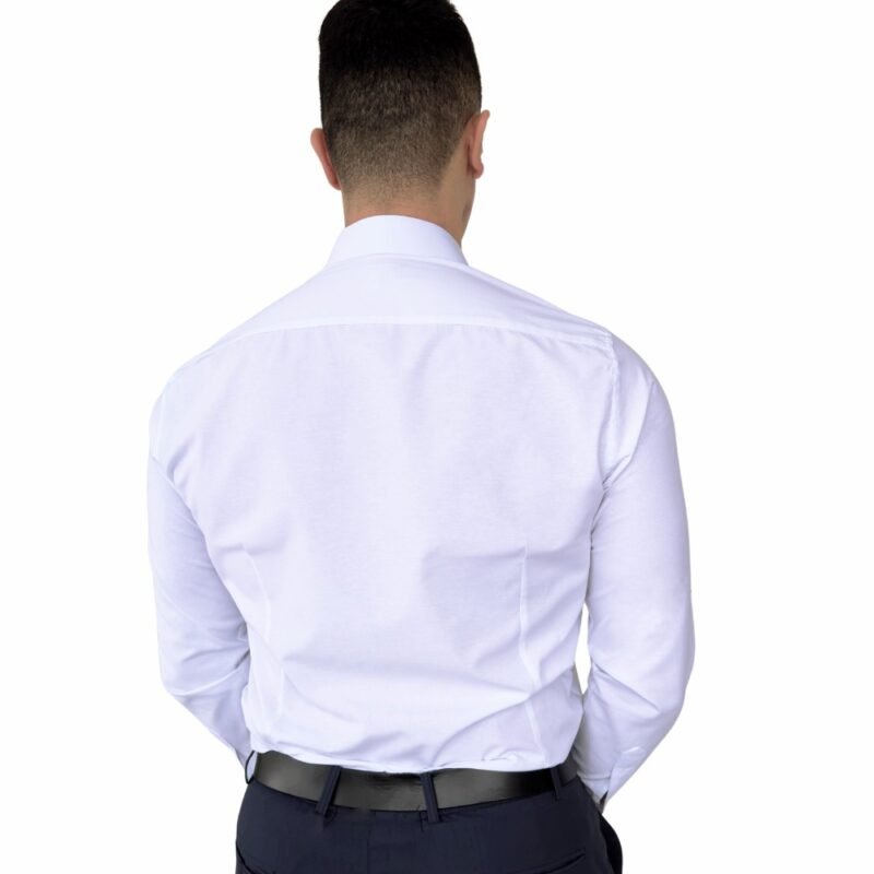 Vista traseira da camisa italiana branca lisa sulfite semi slim no corpo, mostrando costas e caimento do tecido.