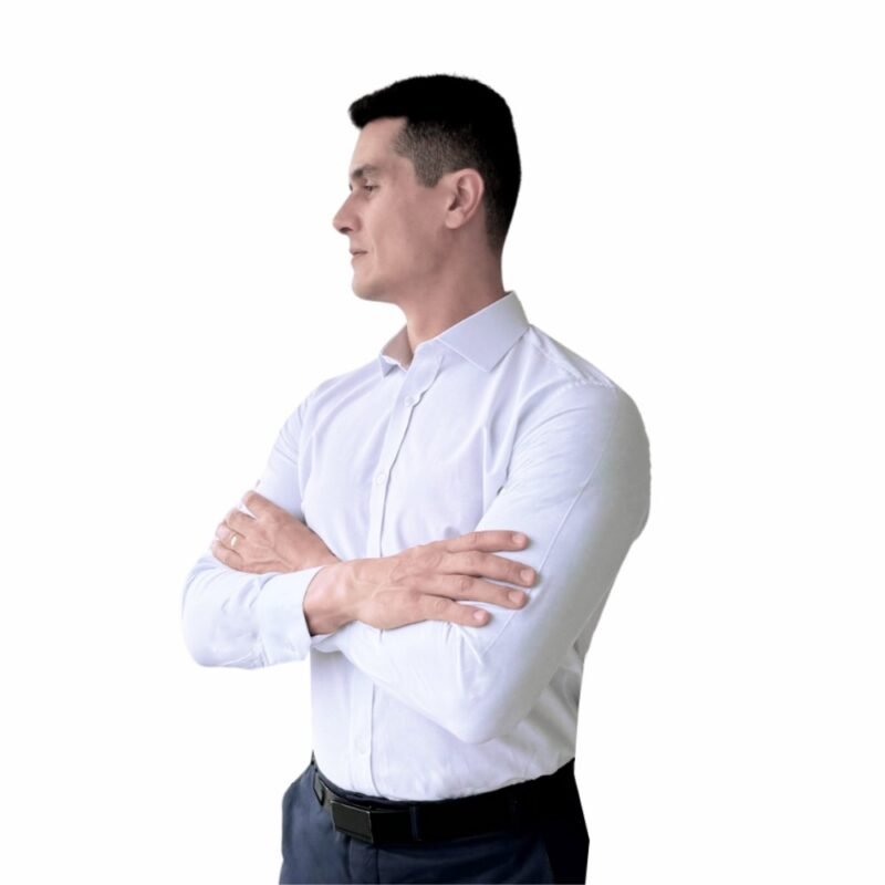 Modelo usa camisa italiana branca lisa sulfite semi slim em meio perfil, destacando ombros e peitoral.