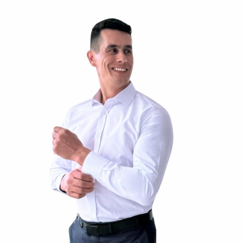 Modelo com camisa italiana branca lisa sulfite semi slim em meio perfil, sorrindo com o braço dobrado.