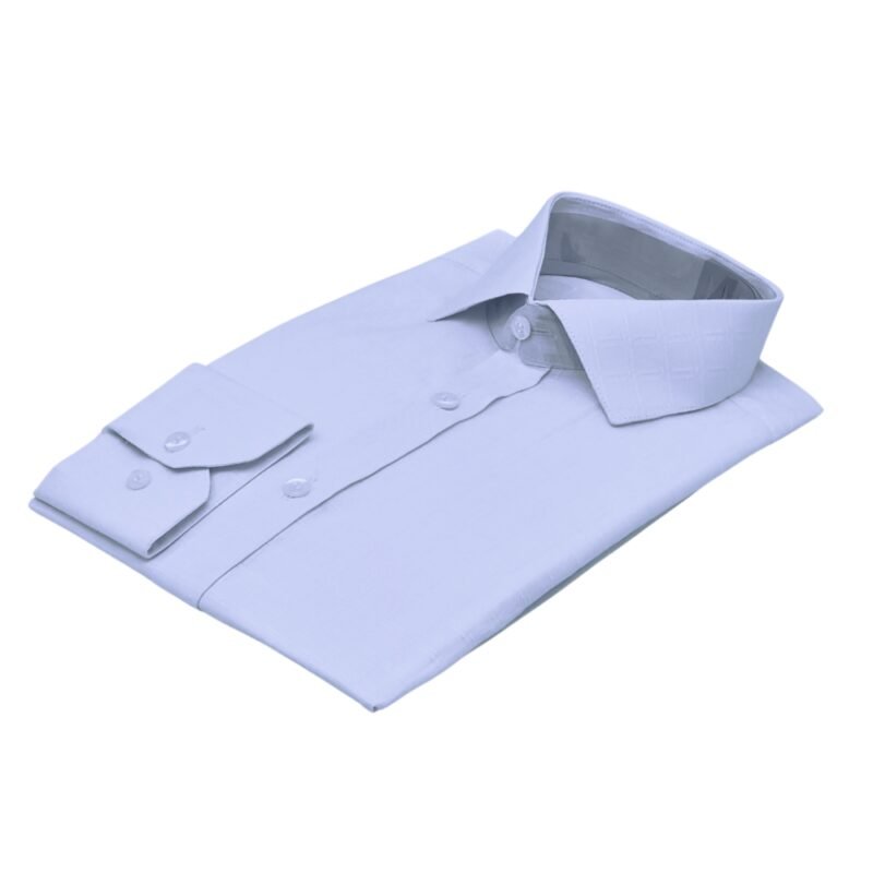 Camisa italiana branca quadriculada dobrada em vista diagonal sobre fundo claro.