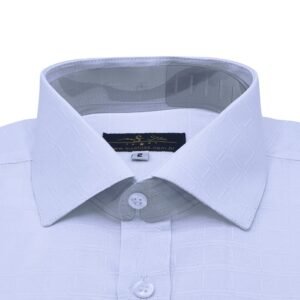 Close da gola italiana estruturada da camisa branca com padrão quadriculado em relevo.