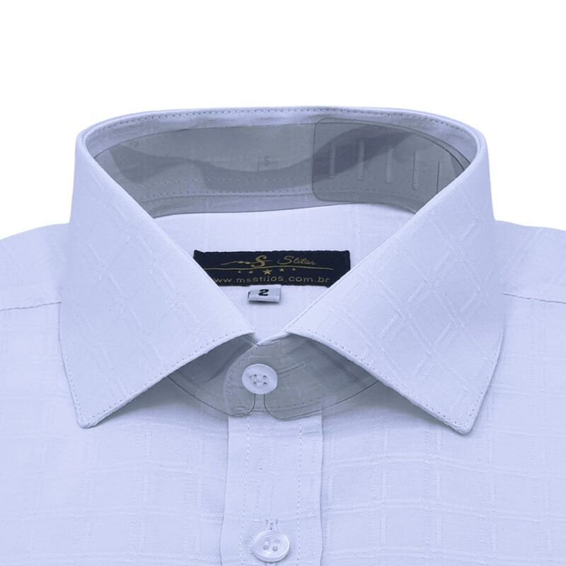 Close da gola italiana estruturada da camisa branca com padrão quadriculado em relevo.