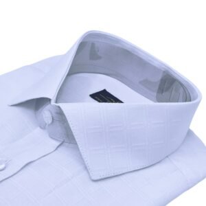 Close da gola italiana e da trama quadriculada do tecido branco da camisa social.