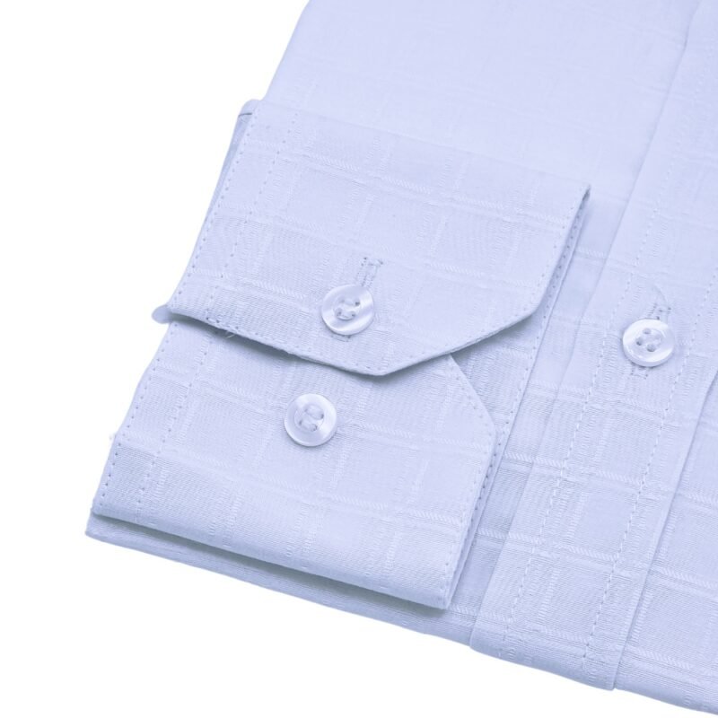 Detalhe do punho com botões e da textura quadriculada da camisa italiana branca.