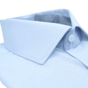 Camisa italiana branca tecido gravataria dobrada, com foco no acabamento do colarinho e da parte superior da peça.