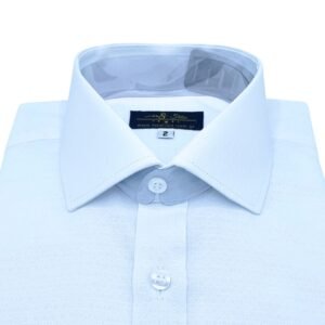 Close da gola italiana estruturada da camisa branca tecido gravataria.