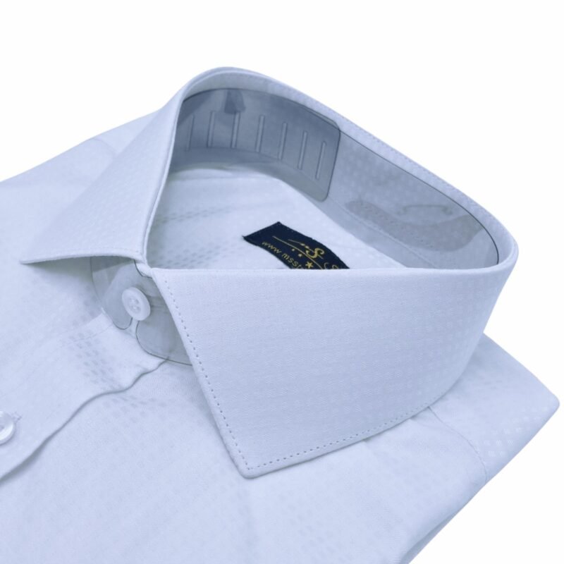 Vista diagonal da gola italiana de camisa em algodão egípcio com estampa discreta, mostrando a estrutura do colarinho.