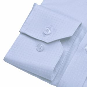 Close do punho de camisa italiana em algodão egípcio com estampa discreta, destacando botões e acabamento do punho.