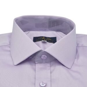 Close frontal do colarinho italiano e peitilho da camisa lilás lisa em fio egípcio com toque acetinado.