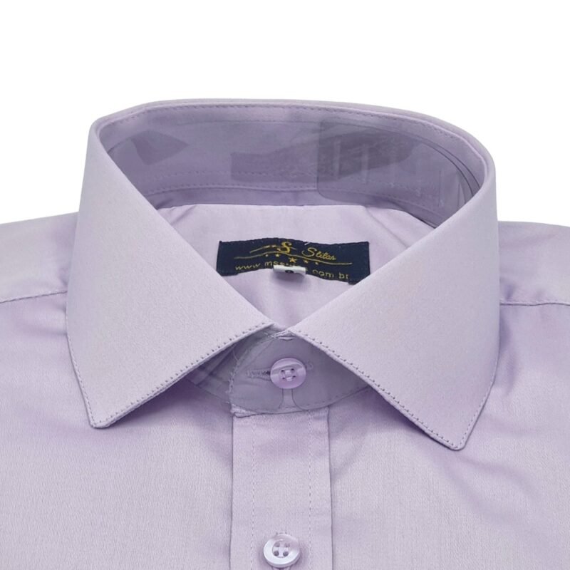 Close frontal do colarinho italiano e peitilho da camisa lilás lisa em fio egípcio com toque acetinado.