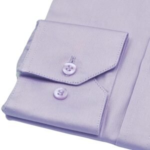 Detalhe do punho com botões e parte da manga da camisa lilás lisa italiana em fio egípcio com toque acetinado.