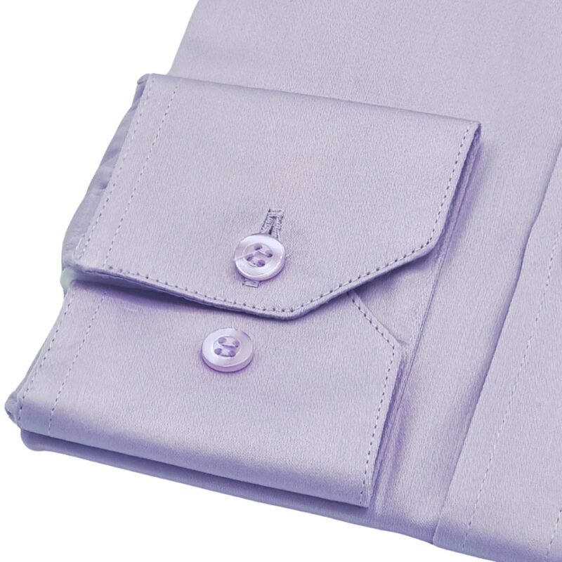 Detalhe do punho com botões e parte da manga da camisa lilás lisa italiana em fio egípcio com toque acetinado.