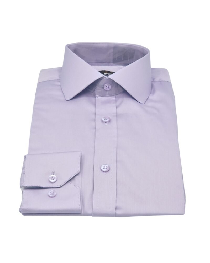 Camisa lilás lisa italiana em fio egípcio com toque acetinado dobrada em vista frontal, com punho à mostra.