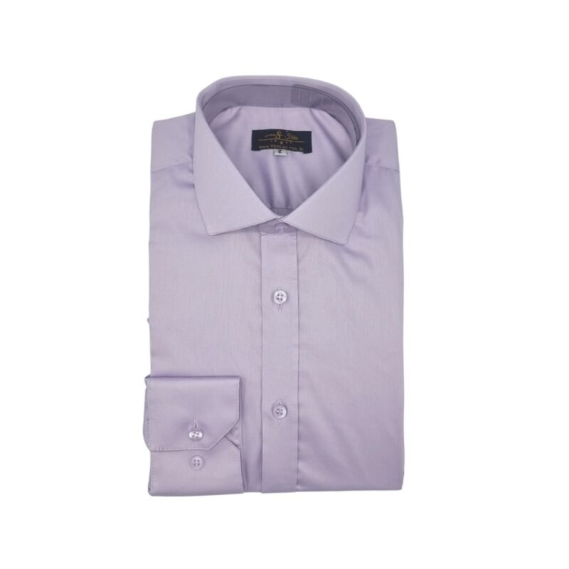 Camisa lilás lisa italiana em fio egípcio com toque acetinado dobrada em apresentação frontal completa sobre fundo neutro.