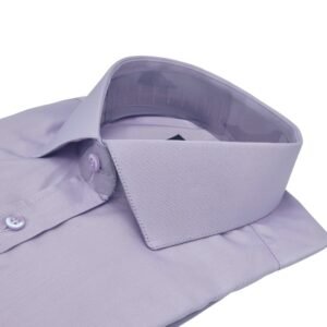 Camisa lilás lisa italiana em fio egípcio com toque acetinado dobrada em vista diagonal, destacando a gola italiana.