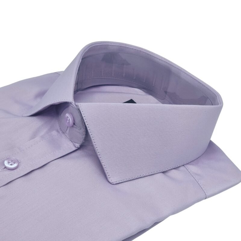 Camisa lilás lisa italiana em fio egípcio com toque acetinado dobrada em vista diagonal, destacando a gola italiana.
