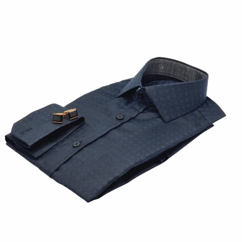 Camisa preta italiana xadrez com punho duplo para abotoaduras dobrada em perspectiva sobre fundo branco, com abotoaduras posicionadas ao lado do punho