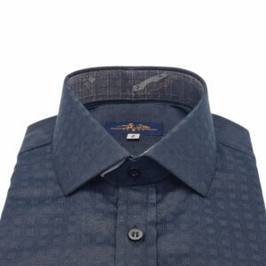 Close frontal da gola italiana da camisa preta xadrez dobrada, destacando a textura do tecido e o acabamento interno do colarinho