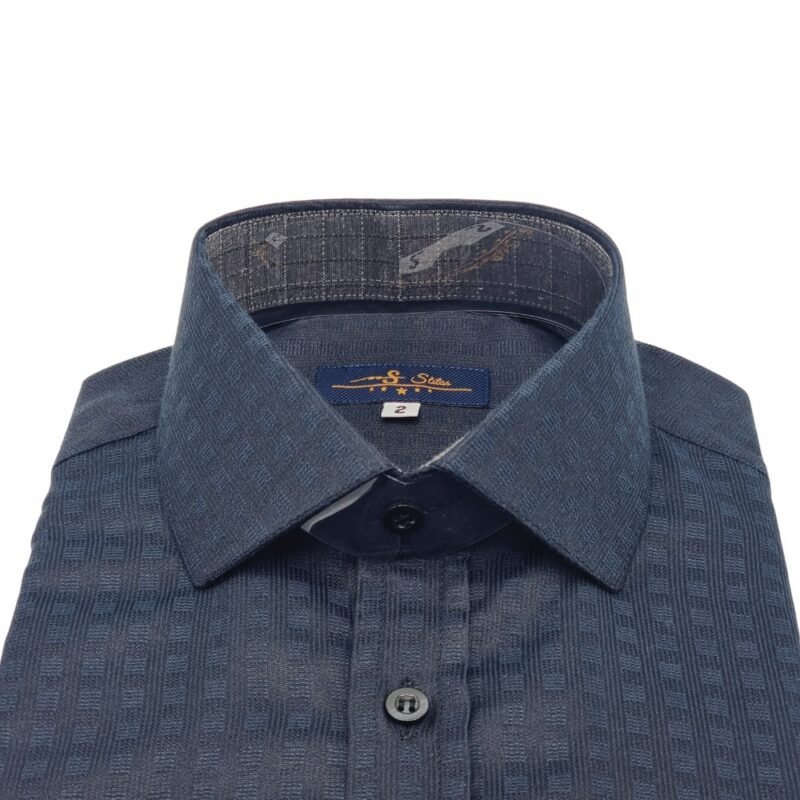 Close frontal da gola italiana da camisa preta xadrez dobrada, destacando a textura do tecido e o acabamento interno do colarinho