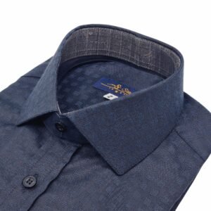 Close em ângulo da gola italiana rígida da camisa preta xadrez, mostrando colarinho, parte da vista com botões e a textura do tecido.