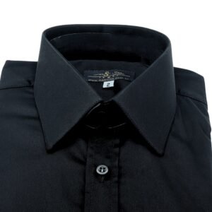 Close frontal do colarinho e peitilho da camisa preta lisa francesa em fio egípcio com toque acetinado.