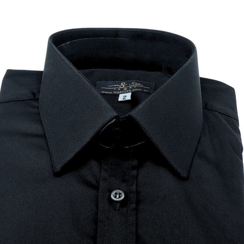 Close frontal do colarinho e peitilho da camisa preta lisa francesa em fio egípcio com toque acetinado.