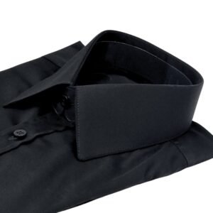 Detalhe lateral da gola francesa rígida da camisa preta lisa em fio egípcio com toque acetinado.