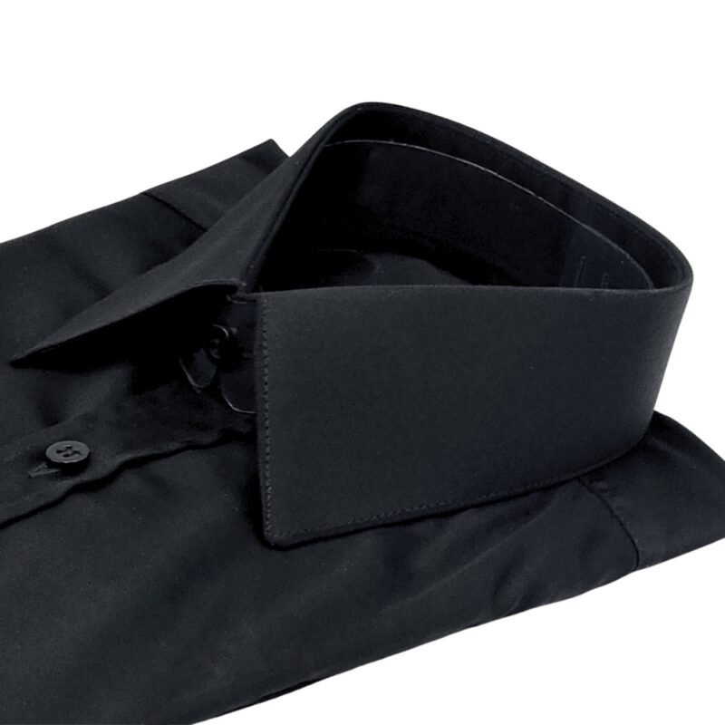 Detalhe lateral da gola francesa rígida da camisa preta lisa em fio egípcio com toque acetinado.