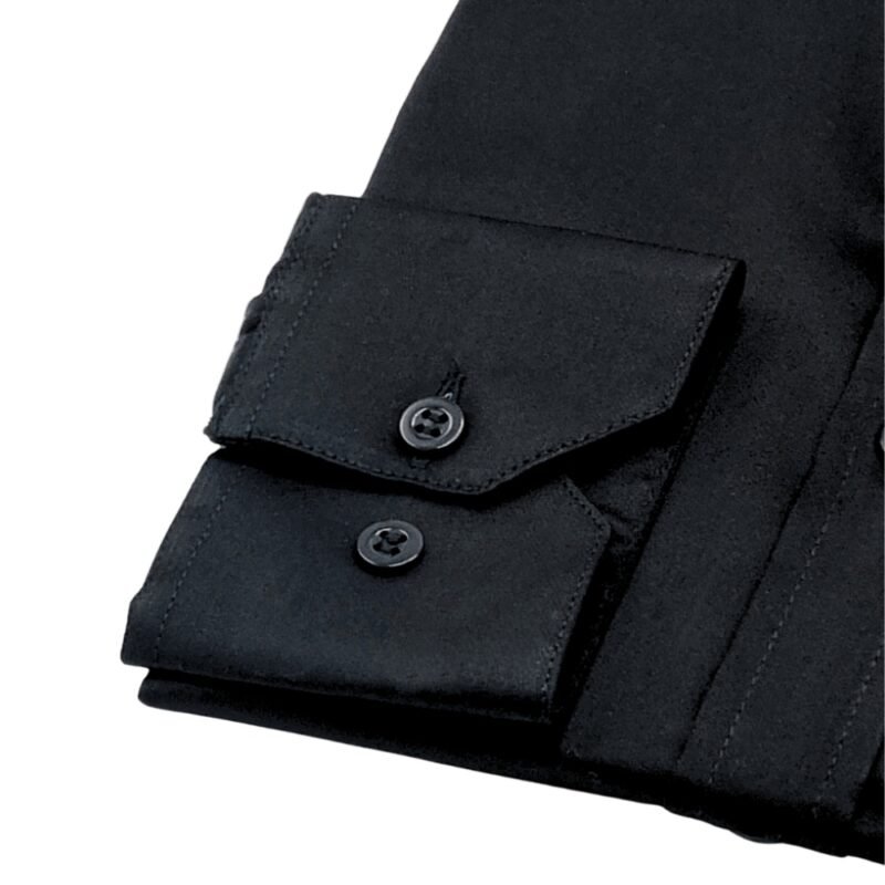 Detalhe do punho com botões da camisa preta lisa francesa em fio egípcio com toque acetinado.