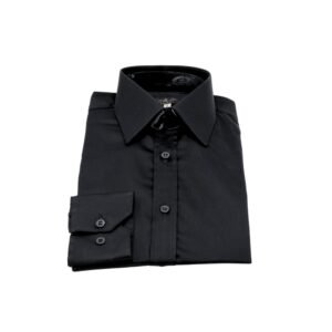 Camisa preta lisa francesa em fio egípcio com toque acetinado dobrada em vista frontal.