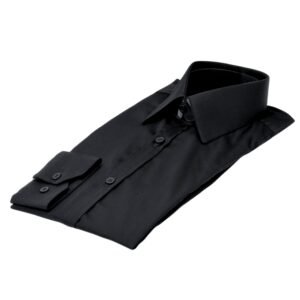 Camisa preta lisa francesa em fio egípcio com toque acetinado dobrada em vista diagonal.