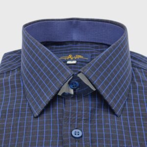 Detalhe do colarinho da camisa preta xadrez azul em algodão 100%, mostrando o abotoamento frontal e a textura do tecido.