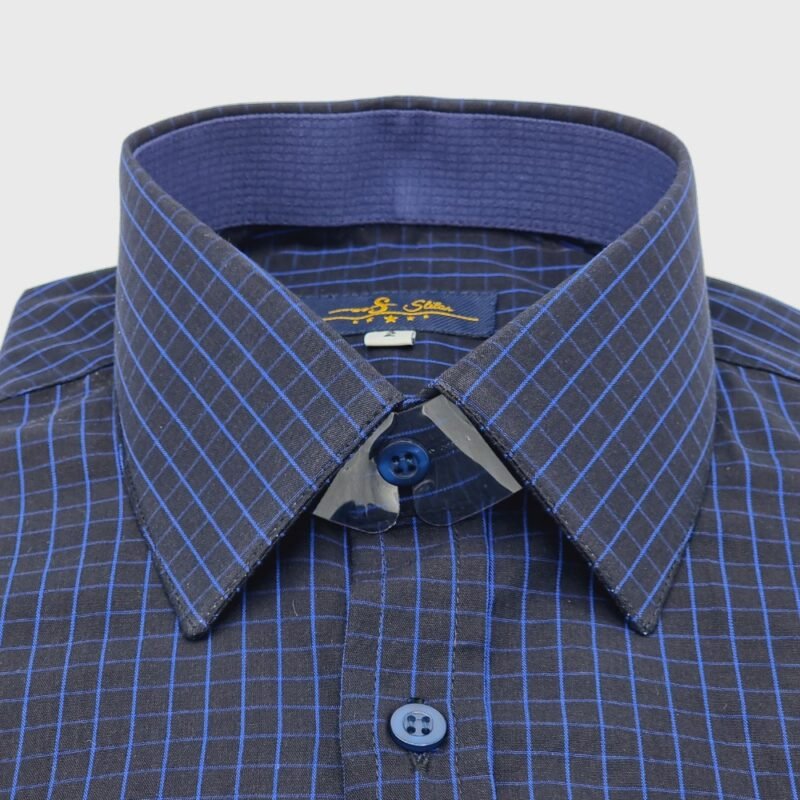 Detalhe do colarinho da camisa preta xadrez azul em algodão 100%, mostrando o abotoamento frontal e a textura do tecido.