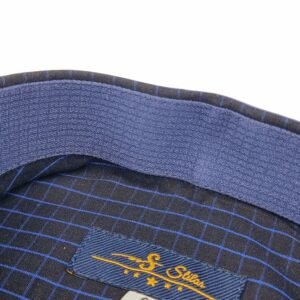 Detalhe da parte interna da gola da camisa preta xadrez azul, com tecido azul texturizado e etiqueta da Ms Stilos em destaque.