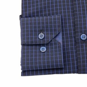 Detalhe do punho da camisa preta xadrez azul com botões azuis, evidenciando o acabamento de alfaiataria da peça.