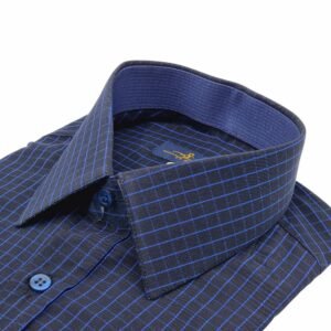 Camisa social preta xadrez azul em algodão 100%, vista diagonal destacando o colarinho estruturado e os primeiros botões.