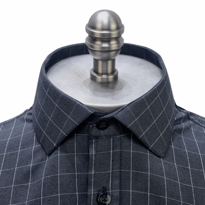 Close frontal da gola italiana da camisa preta xadrez branco com linhas finas formando o padrão xadrez.