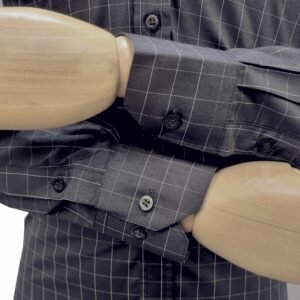 Close dos punhos com botões da camisa preta xadrez branco italiana mostrando o acabamento do punho.