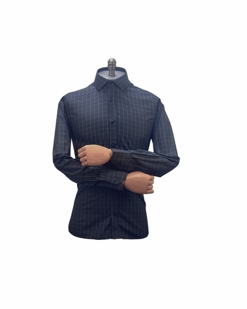 Vista em ângulo da camisa preta xadrez branco italiana no manequim destacando o caimento no tronco.