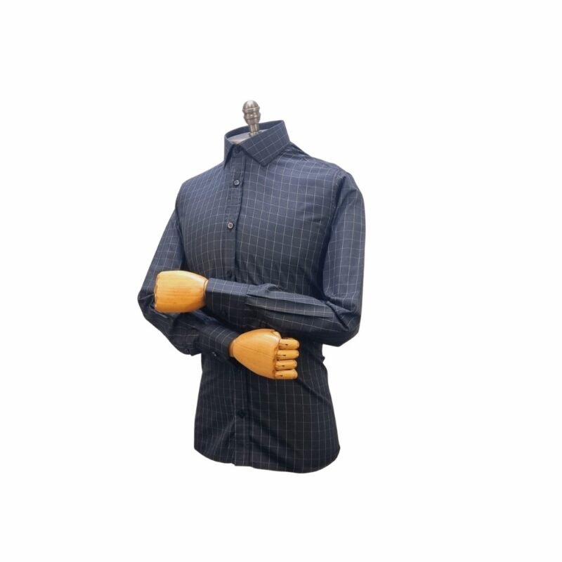 Manequim veste camisa preta xadrez branco italiana em vista frontal inteira com braços cruzados.