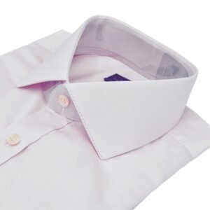 Close da gola estruturada de camisa social rosa lisa italiana em fio egípcio com elastano.