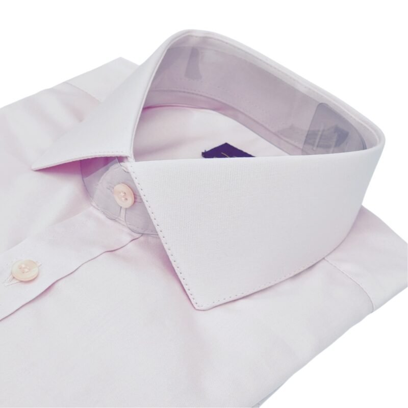 Close da gola estruturada de camisa social rosa lisa italiana em fio egípcio com elastano.