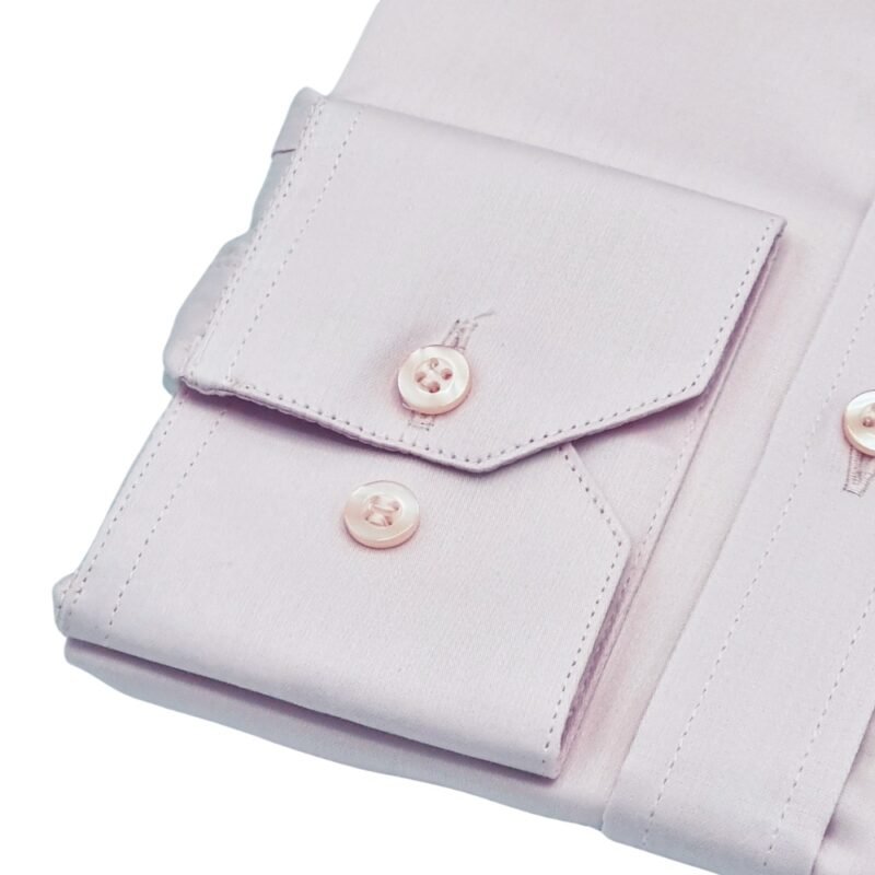 Close do punho de camisa social rosa lisa italiana em fio egípcio com elastano, com botões em destaque.